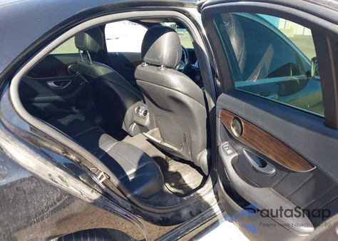 2017 Mercedes-Benz C 300 Sport z USA, uszkodzony, nr VIN 55SWF4JB0HU211520